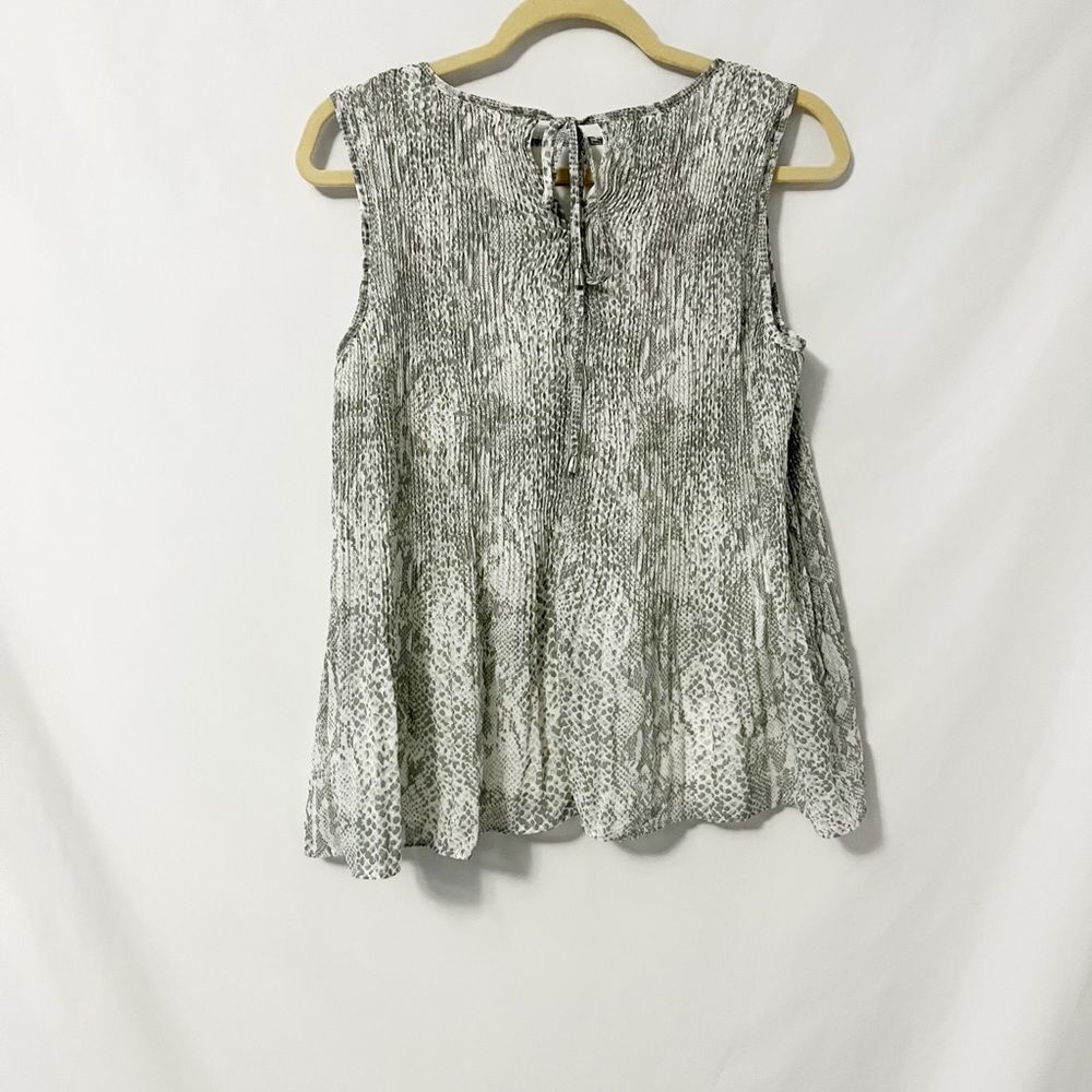 Time and Tru Sleeveless Gray & White Pleated Top Animal Print Sz S - Picture 2 of 6